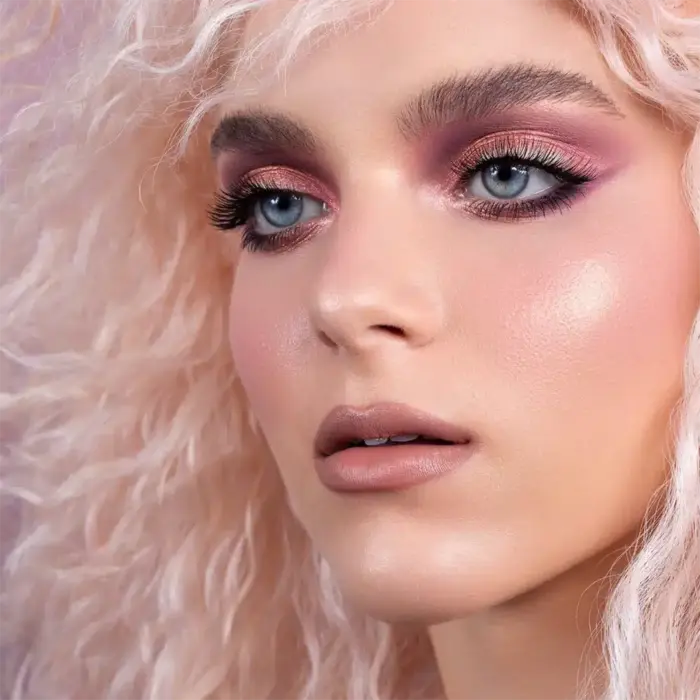 Shimmering Highlighter - Image 4