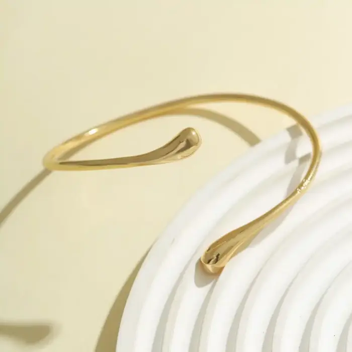 Simple Upper Arm Bracelet For Women - Image 4