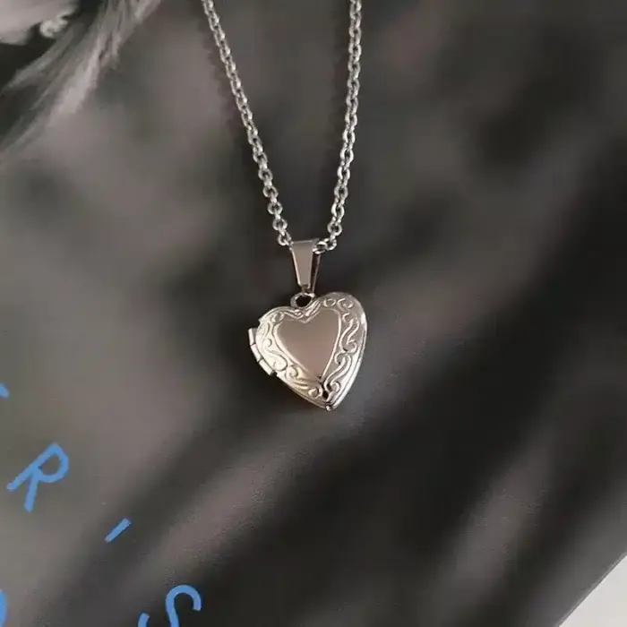 Heart Photo Frame Pendant Necklace For Women - Image 3