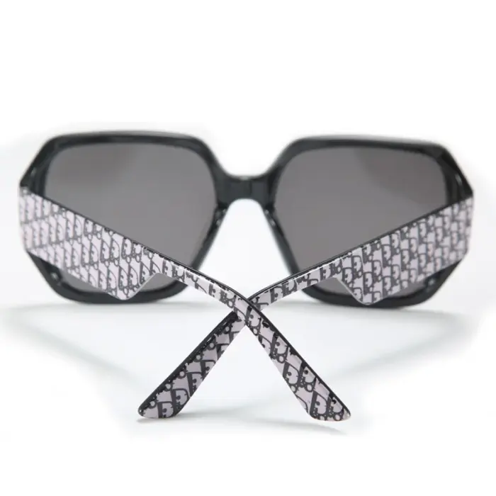 Trendy Square Frame Sunglasses For Women - Image 5
